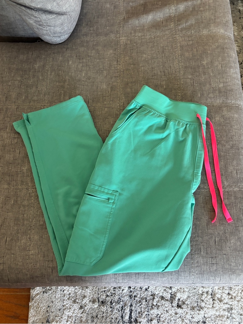 EUC!! Women’s FIGS Yola skinny scrub pants in Surgical Green